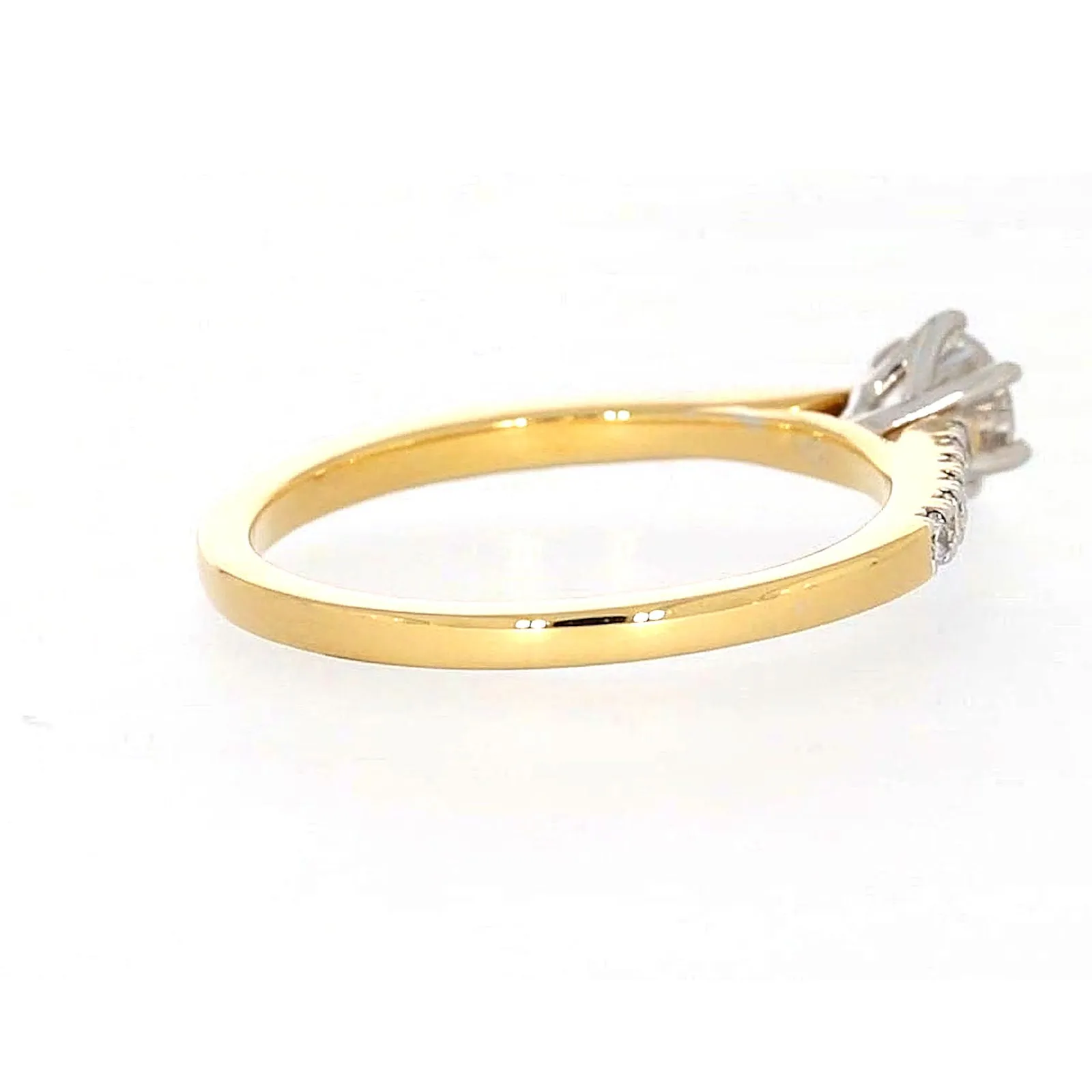 18ct Two Tone Gold Round Brilliant Cut with 0.70 CARAT tw of Diamonds Ring